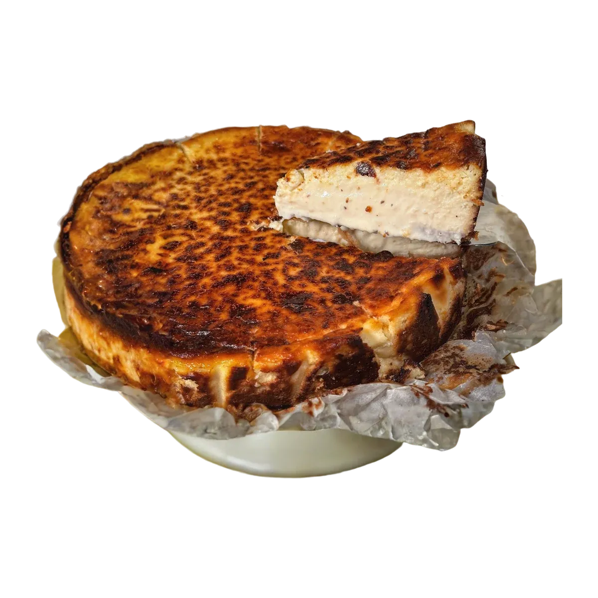 Tarta de queso al horno con la superficie tostada y una porción levantada